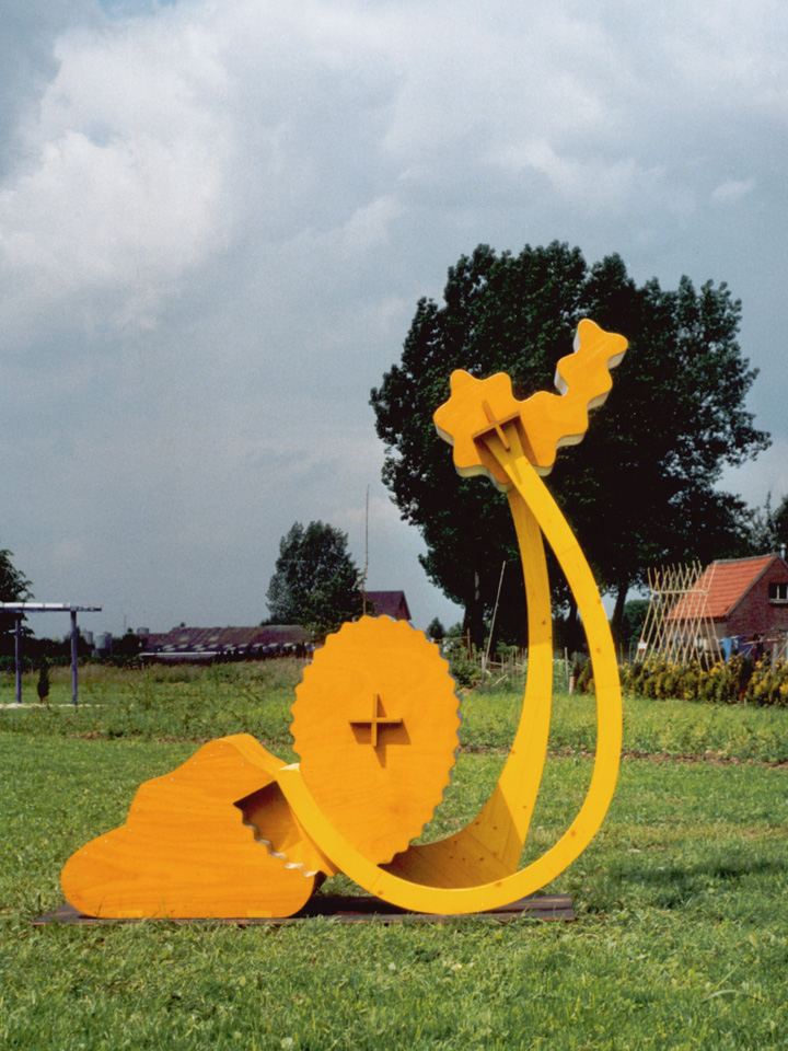 Object dat bestaat uit drie met elkaar verbonden vormen in een opgaande lijn. De zware grondvorm draagt een ovale trommel met een golvende omtrek die aansluit op de golfplaten waarmee de zijkanten zijn bekleed. Twee in een curve omhoogstekende balken dragen de derde vorm die gelijkenis vertoont met een golvende wolk.