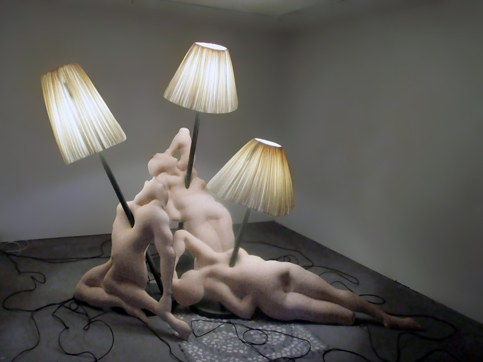 Installatie met menselijke figuren door schemerlampen getroffen en belicht.