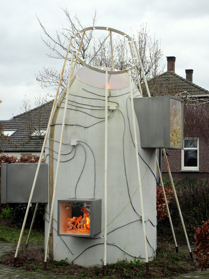 Het museum is kruikvormig, ca. 4 meter hoog, 3 meter in doorsnede en heeft kijkkasten die aan de buitenkant uitsteken.