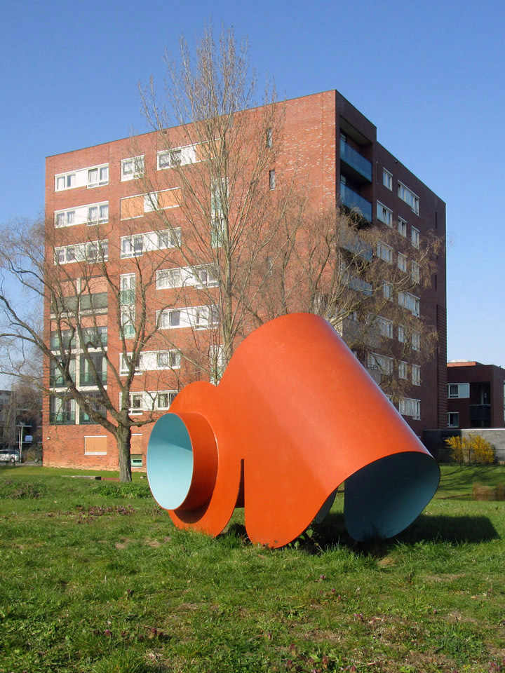 Sculptuur van gecoat staal voor basisschool De Wingerd. In 2021 gerestaureerd en verplaats naar speeltuin Tam Tam Symfoniestraat Nijmegen.