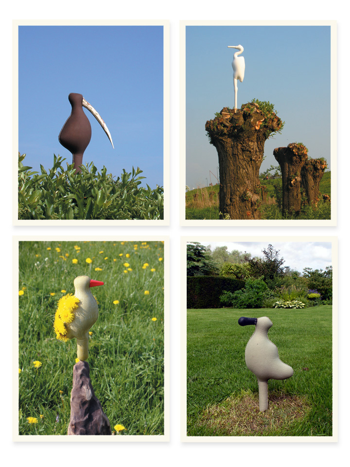 Vier plaatjes op dik papier met afbeeldingen van vreemde vogels in het landschap.