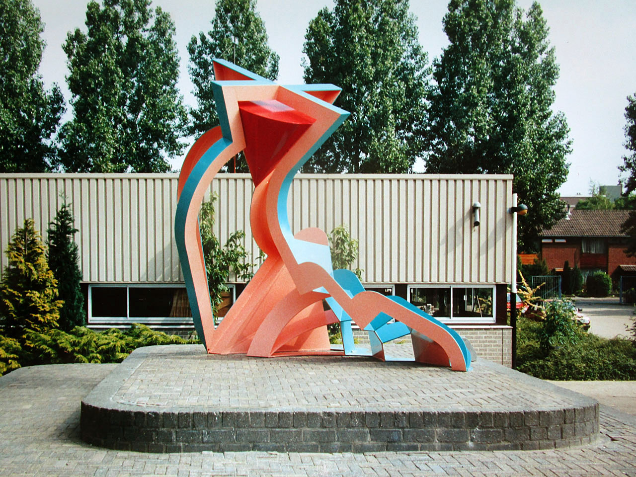 Monumentale constructivistische sculptuur van staal in opvallende kleuren op het terrein van een technische school in Breda.