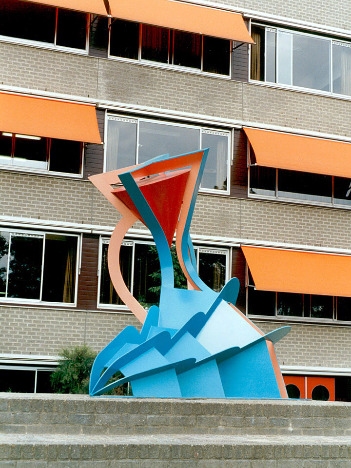 Monumentale constructivistische sculptuur van staal in opvallende kleuren op het terrein van een technische school in Breda.